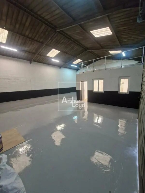 Flex in Fontenay-le-Vicomte for lease Interior Photo- Image 1 of 6