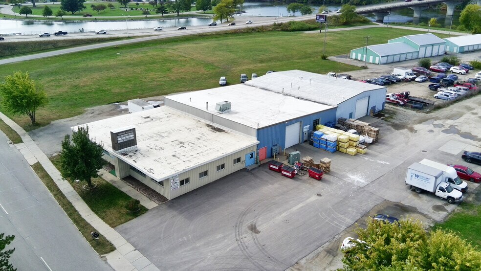 837 N Parker Dr, Janesville, WI à louer - Photo du bâtiment - Image 3 de 7