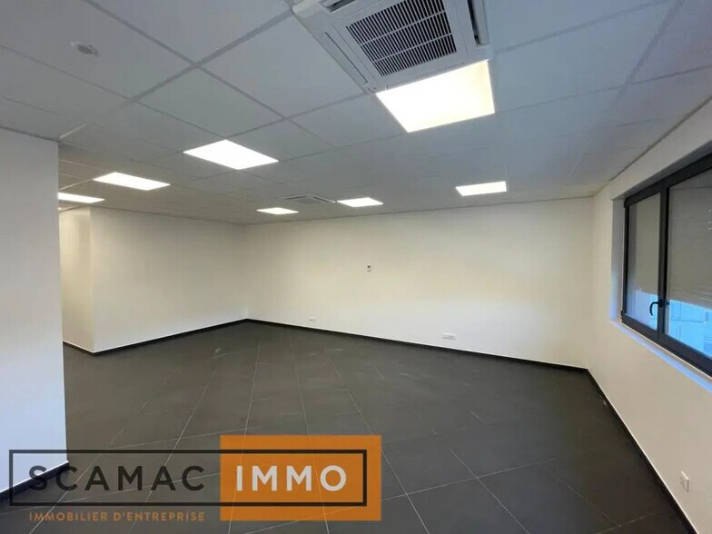 Office in Saint-Pierre-du-Perray for lease - Building Photo - Image 2 of 9