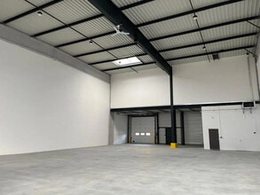 6 Avenue Du Vert Galant, SAINT-OUEN-L'AUMONE for lease Interior Photo- Image 1 of 10