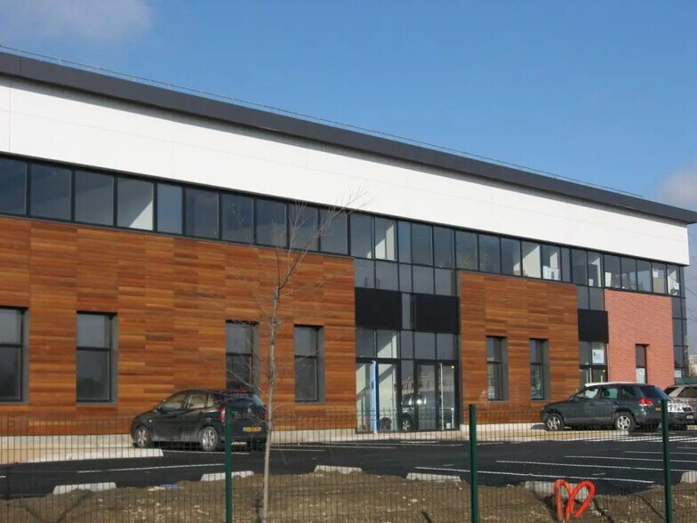 6 Rue Du Commandant D'estienne D'orves, Villeneuve-la-Garenne à louer - Photo du bâtiment - Image 2 de 6