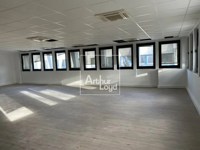 Office in COURCOURONNES for lease - Interior Photo - Image 1 of 7