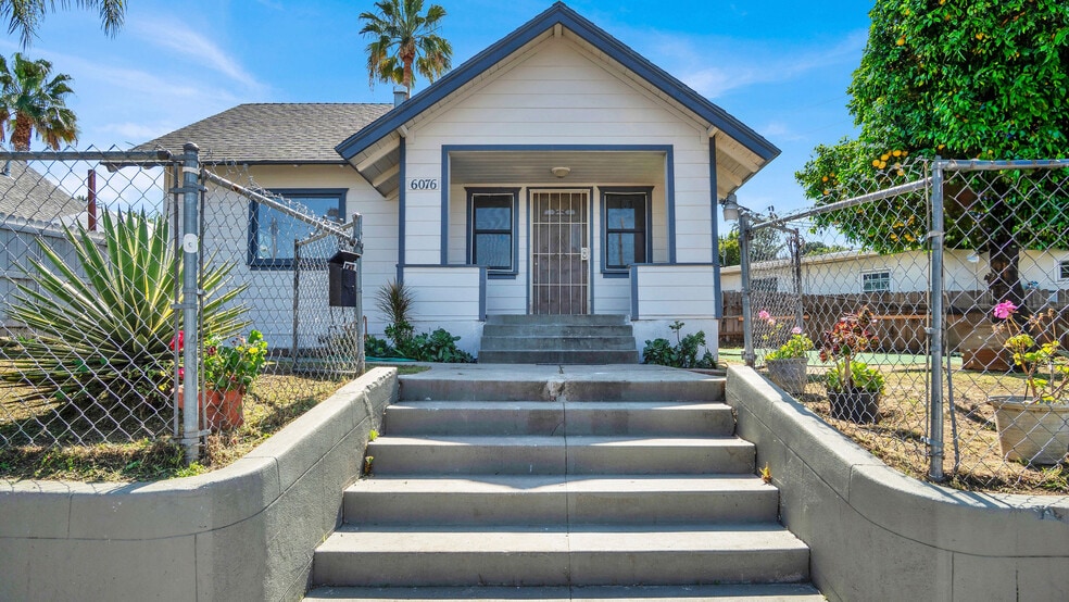 6072 York Blvd, Los Angeles, CA à vendre - Photo du bâtiment - Image 3 de 52