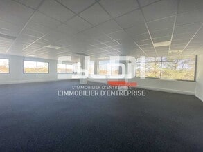 466 Rue Des Mercières, Rillieux-la-Pape for lease Interior Photo- Image 1 of 3