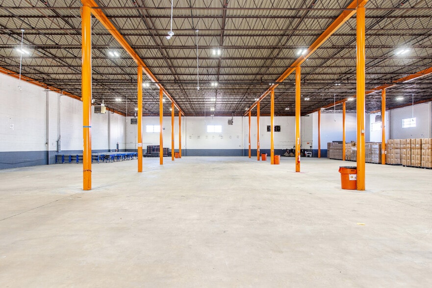 310 Paterson Plank Rd, Carlstadt, NJ for lease - Interior Photo - Image 2 of 31