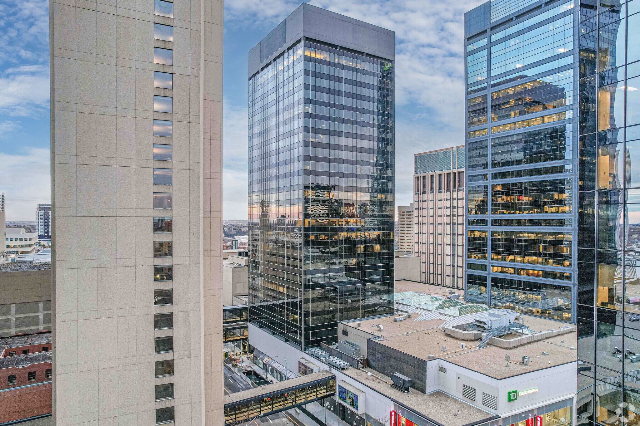 10025 102A Ave NW, Edmonton, AB à vendre Photo principale- Image 1 de 1