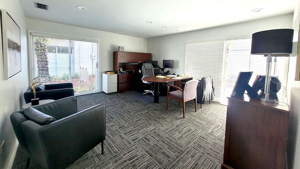 302 3rd St, Neptune Beach, FL à louer - Photo intérieure - Image 2 de 5