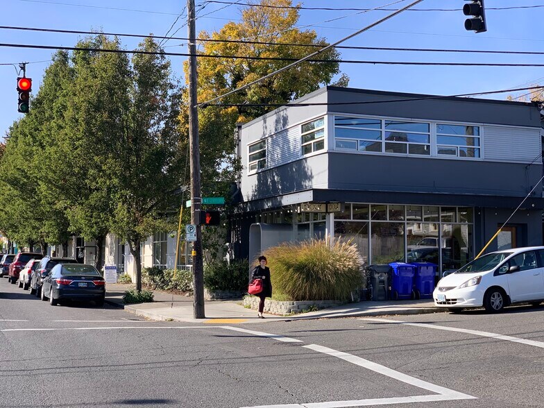 2725-2729 NE Broadway St, Portland, OR for lease - Building Photo - Image 1 of 4