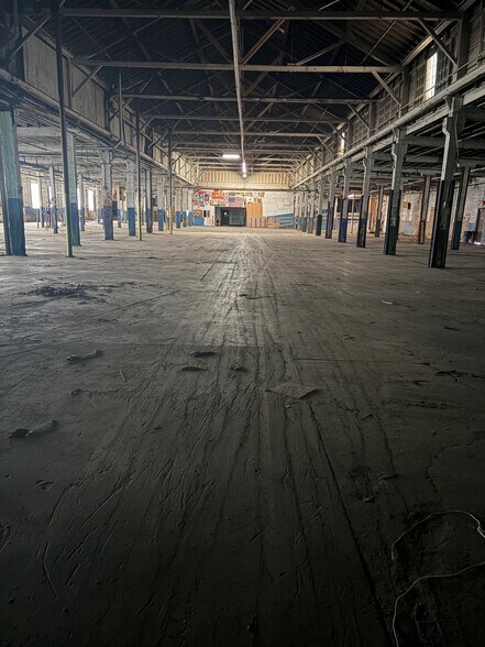 Berea Road Industrial Redevelopment portefeuille de 2 propriétés à vendre sur LoopNet.ca - Photo du bâtiment - Image 2 de 12