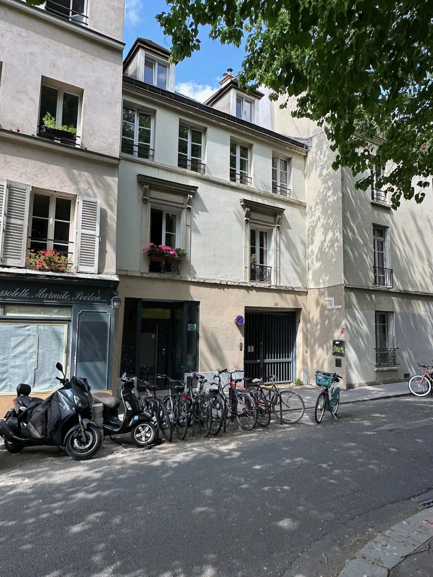 Retail in Paris for sale Building Photo- Image 1 of 9