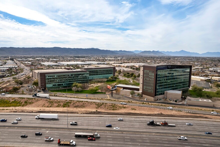 4035 S Riverpoint Pky, Phoenix, AZ à louer - Photo du bâtiment - Image 2 de 12