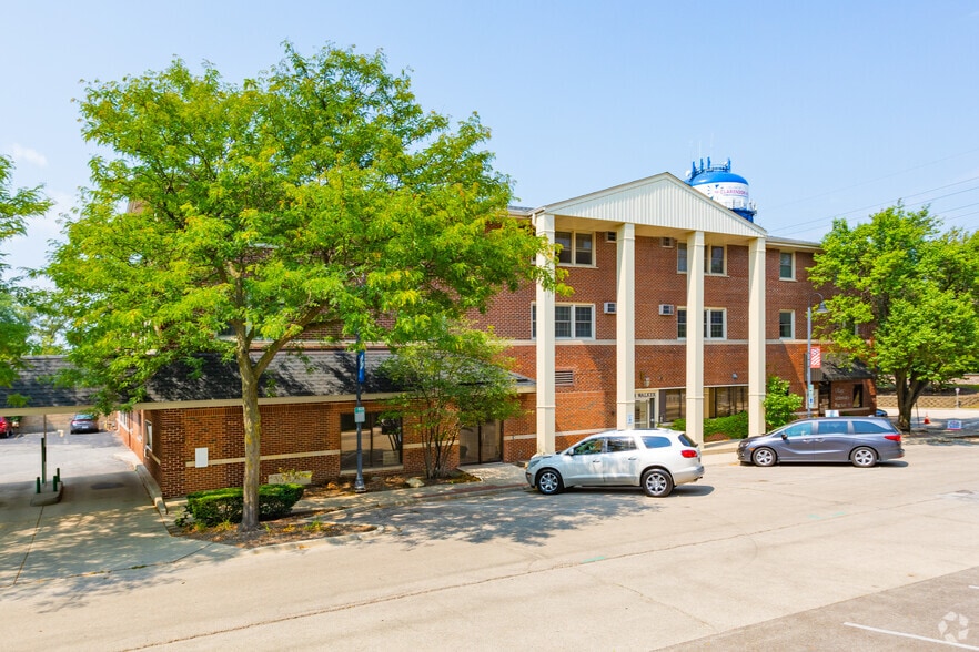 4 Walker Ave, Clarendon Hills, IL for lease - Primary Photo - Image 1 of 7