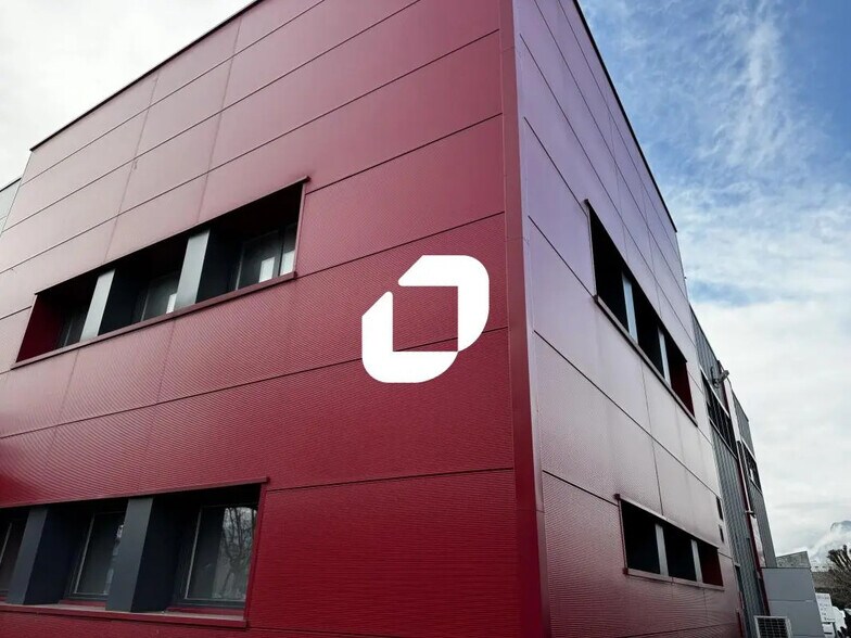 Bureau dans Échirolles à louer - Photo du bâtiment - Image 3 de 12