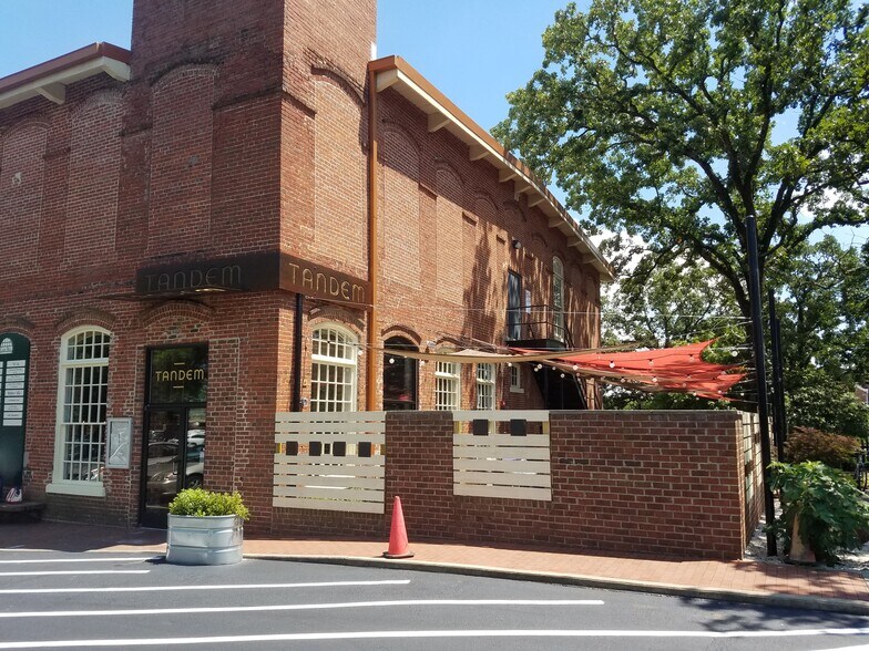 200 N Greensboro St, Carrboro, NC à louer - Photo du bâtiment - Image 2 de 22
