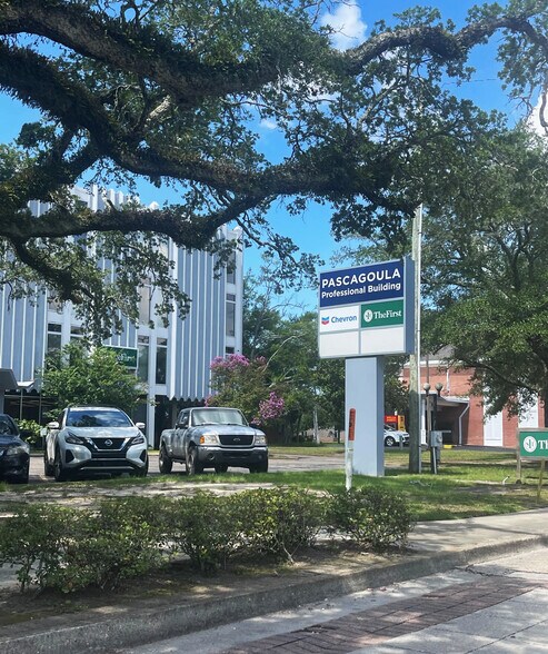 1126 Jackson Ave, Pascagoula, MS for lease - Building Photo - Image 2 of 8