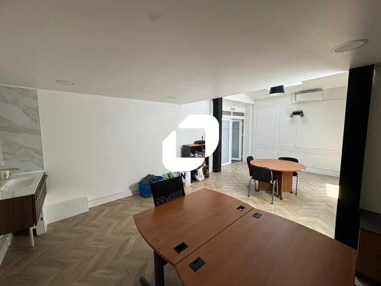 Office in Montrouge for lease - Interior Photo - Image 2 of 6