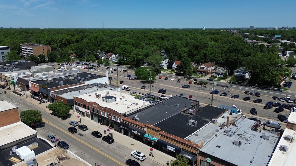 240-250 W 9 Mile Rd, Ferndale, MI for lease - Building Photo - Image 2 of 7