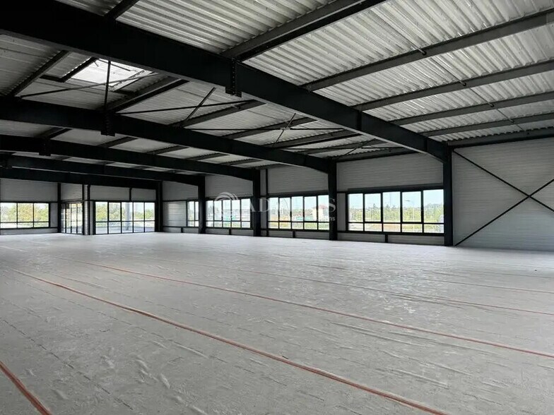 Flex in Arnas for lease - Interior Photo - Image 3 of 8