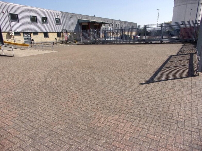 Oliver Close, Grays for lease - Building Photo - Image 2 of 3