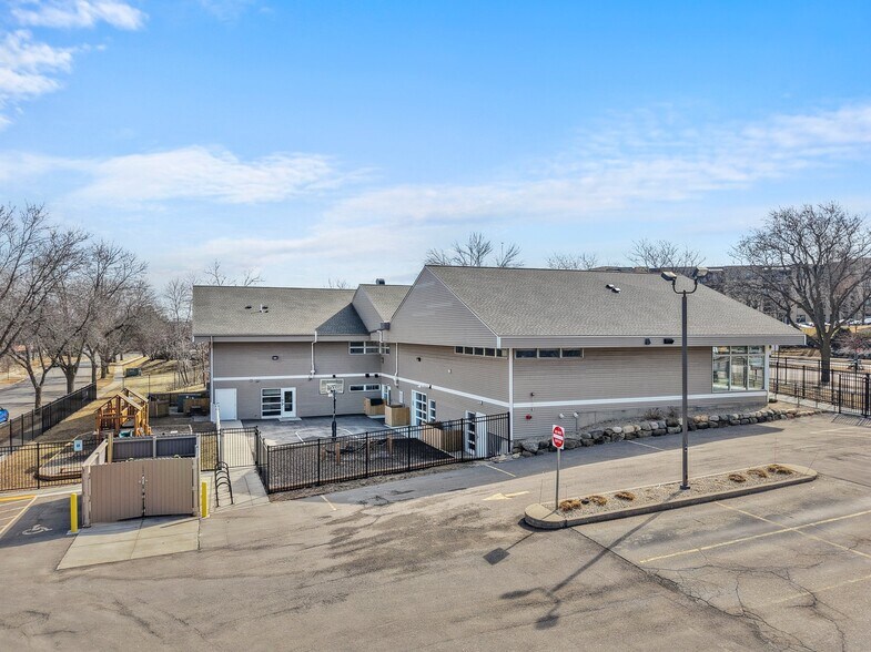 7610 Mineral Point Rd, Madison, WI à louer - Photo du bâtiment - Image 2 de 50