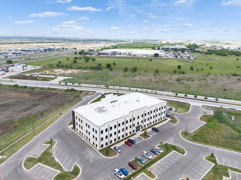 220 Opportunity Blvd, San Marcos, TX à vendre - Photo du bâtiment - Image 2 de 13