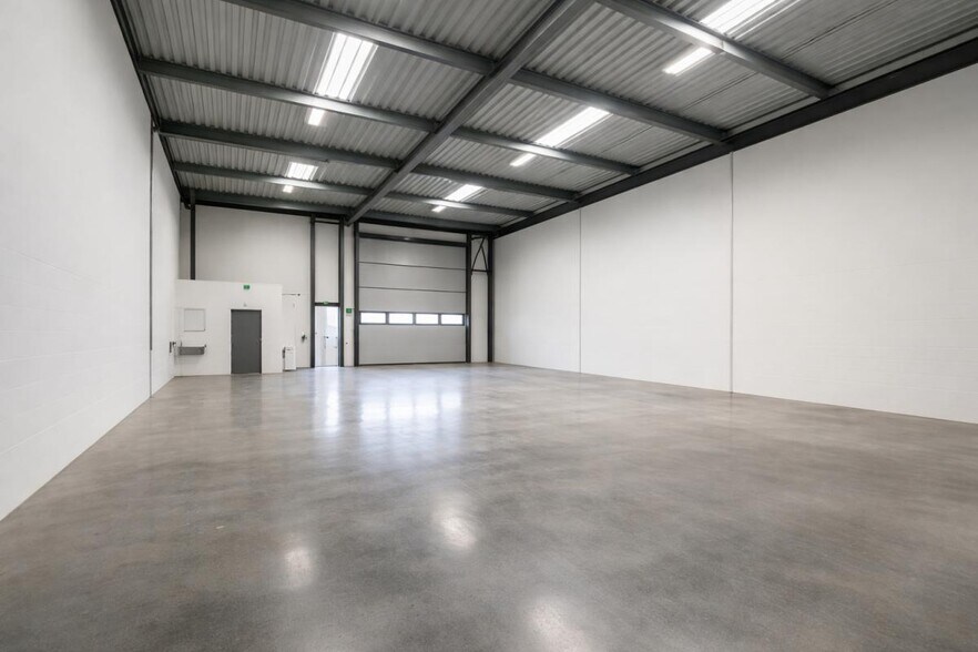 Flex in Creil for lease - Interior Photo - Image 2 of 2