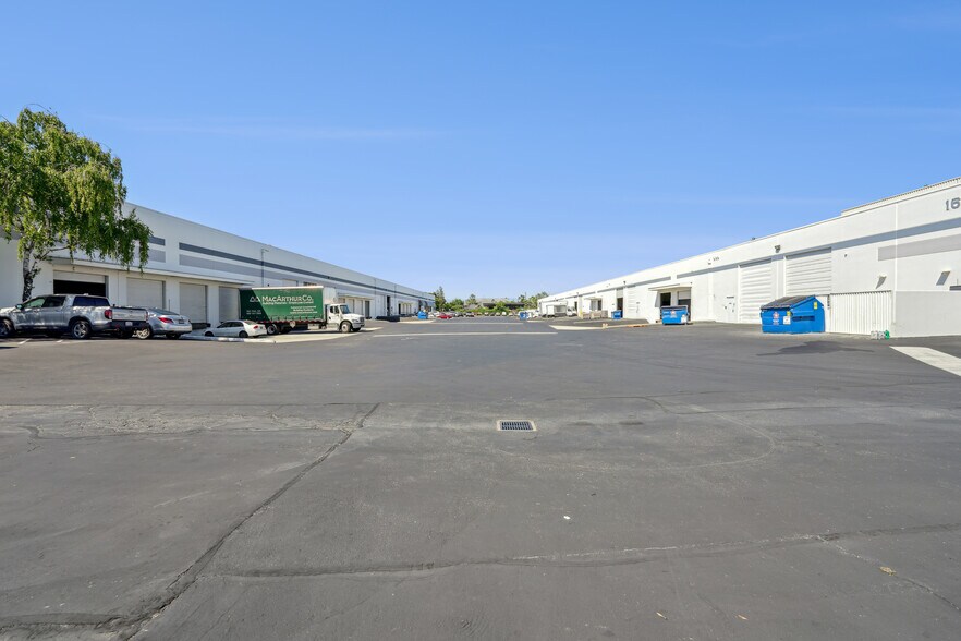 1670 Las Plumas Ave, San Jose, CA à louer - Photo du bâtiment - Image 2 de 5