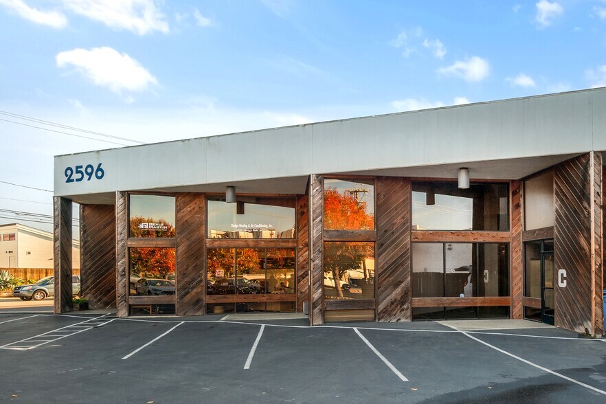 2596 Bay Rd, Redwood City, CA à louer - Photo du bâtiment - Image 2 de 3