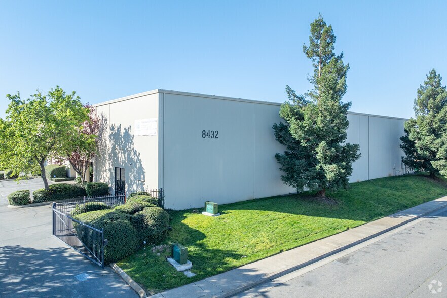 8432 Rovana Cir, Sacramento, CA à louer - Photo du bâtiment - Image 2 de 12