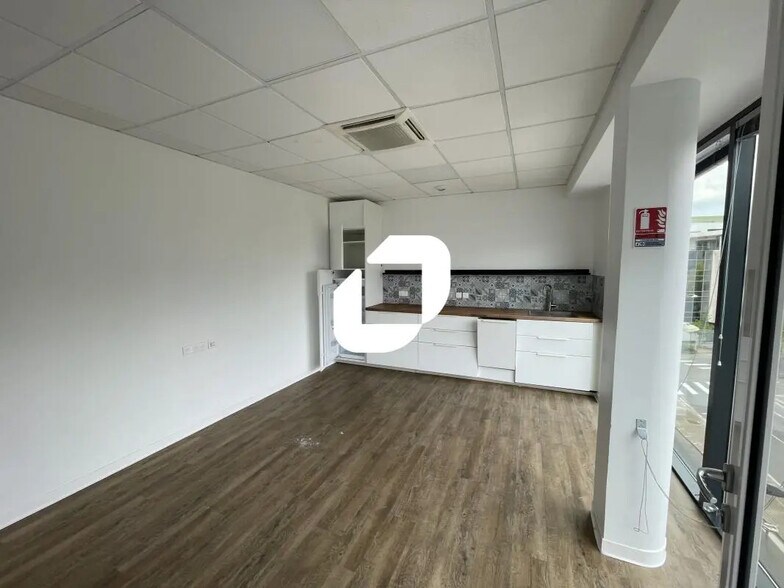 Office in Reims for lease - Building Photo - Image 2 of 7