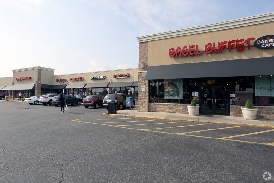 93-123 Plaza Ctr, Secaucus, NJ for lease - Building Photo - Image 1 of 12
