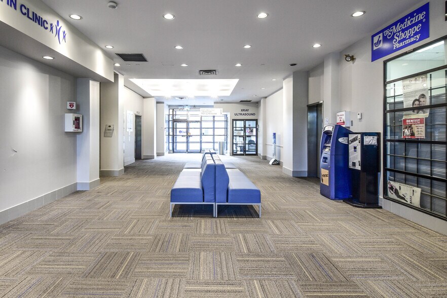 4256 Bathurst St, Toronto, ON à louer - Photo intérieure - Image 3 de 4