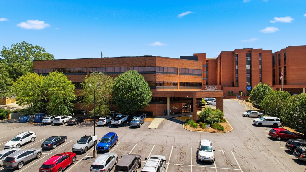 415 N Center St, Hickory, NC à vendre - Photo du bâtiment - Image 2 de 9