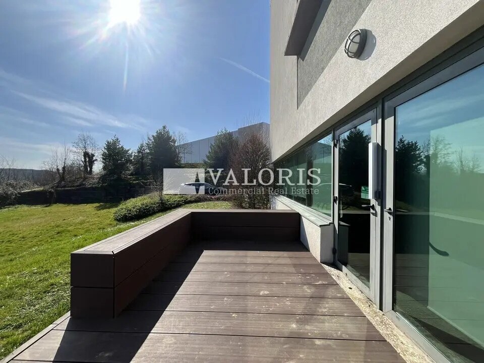 Office in Champagne-au-Mont-d'Or for lease Building Photo- Image 1 of 30