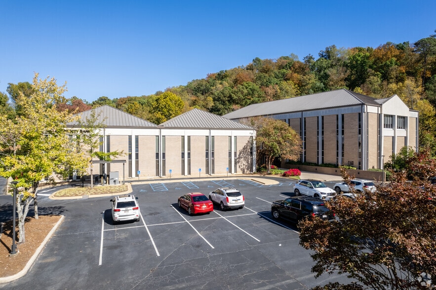 813 Shades Creek Pkwy, Birmingham, AL à louer - Photo du bâtiment - Image 2 de 6
