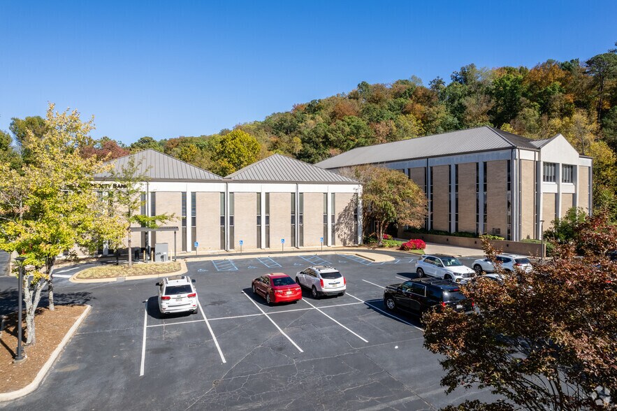 813 Shades Creek Pkwy, Birmingham, AL à louer - Photo du bâtiment - Image 2 de 6