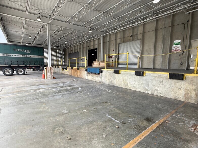 3580-3588 Work Dr, Fort Myers, FL à louer - Photo du bâtiment - Image 3 de 5