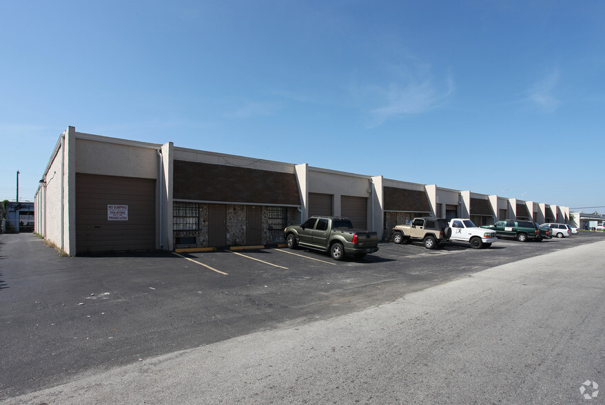 216 NE 33rd St, Oakland Park, FL for lease - Building Photo - Image 2 of 13