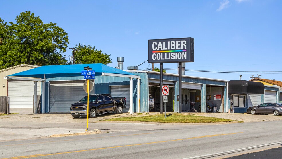 Caliber Collision - Temple portefeuille de 5 propriétés à vendre sur LoopNet.ca - Photo du bâtiment - Image 2 de 11