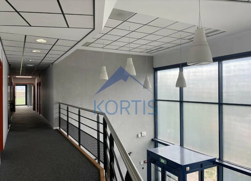 Office in Genay for lease - Interior Photo - Image 2 of 5