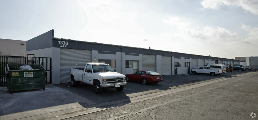 1330 E Saint Andrew Pl, Santa Ana, CA à louer - Photo du bâtiment - Image 2 de 2