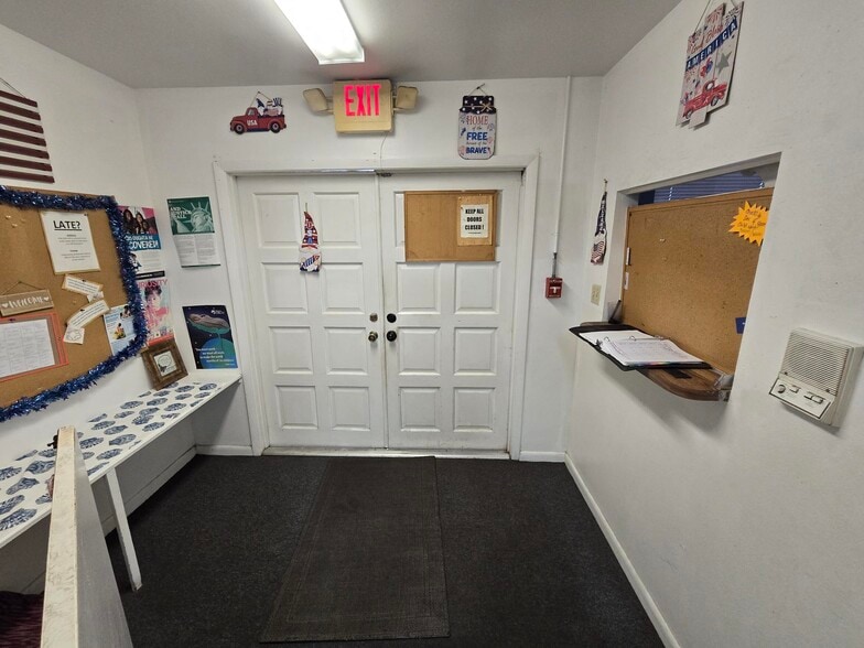 8810 W Norfolk St, Tampa, FL for sale - Building Photo - Image 2 of 26