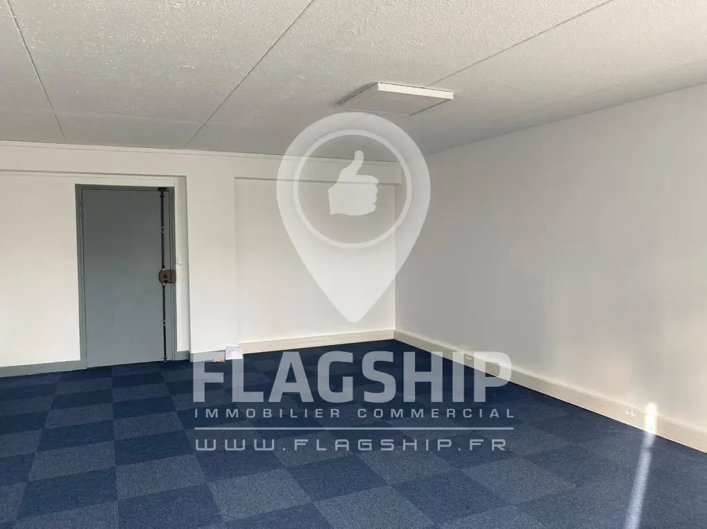 Office in Créteil for lease Interior Photo- Image 1 of 4