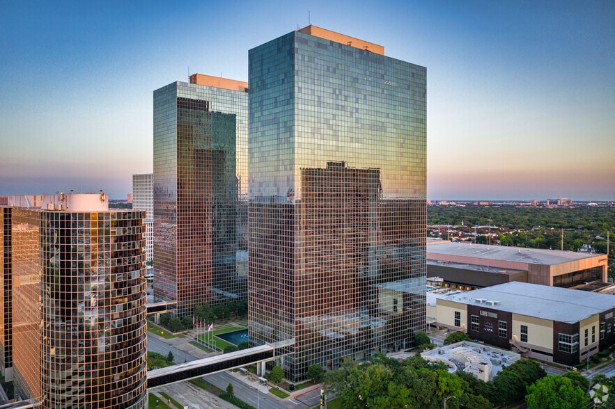 11 Greenway Plz, Houston, TX for lease - Primary Photo - Image 1 of 12