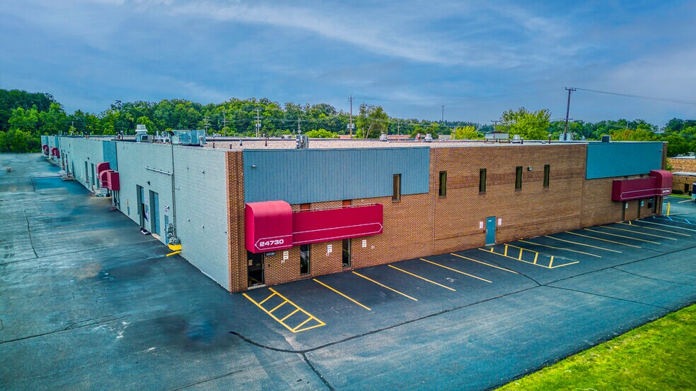24730-24804 Crestview Ct, Farmington Hills, MI à louer - Photo du bâtiment - Image 3 de 6