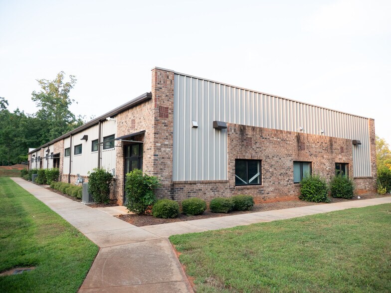 2210 Leah Dr, Hillsborough, NC à louer - Photo du bâtiment - Image 3 de 8