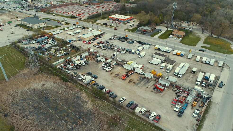 712 S Green Bay Rd, Waukegan, IL for lease - Building Photo - Image 1 of 3