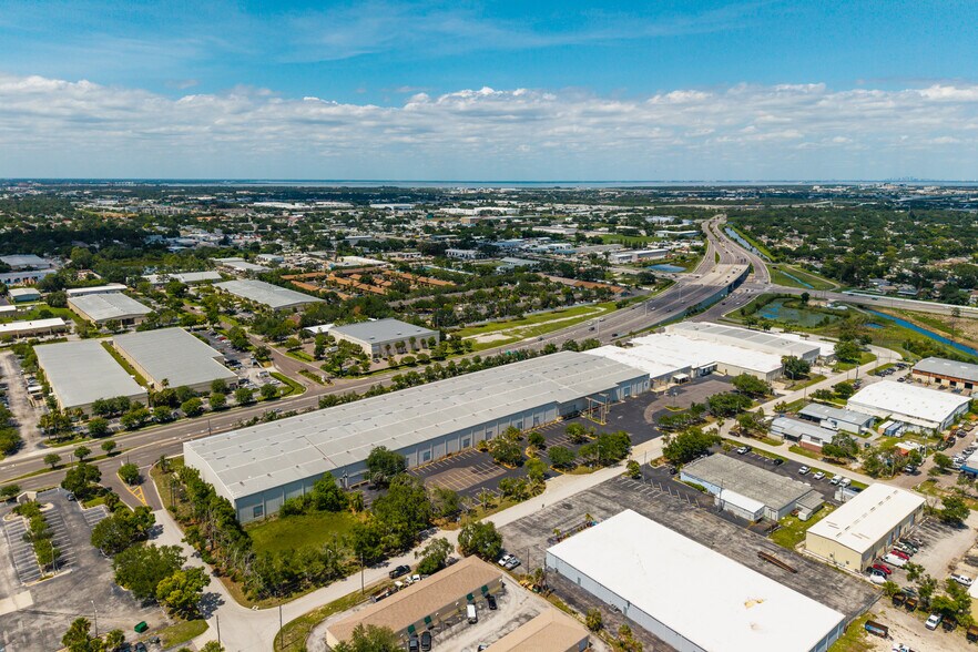 6750 N Bryan Dairy Rd, Seminole, FL à louer - Photo du bâtiment - Image 1 de 16