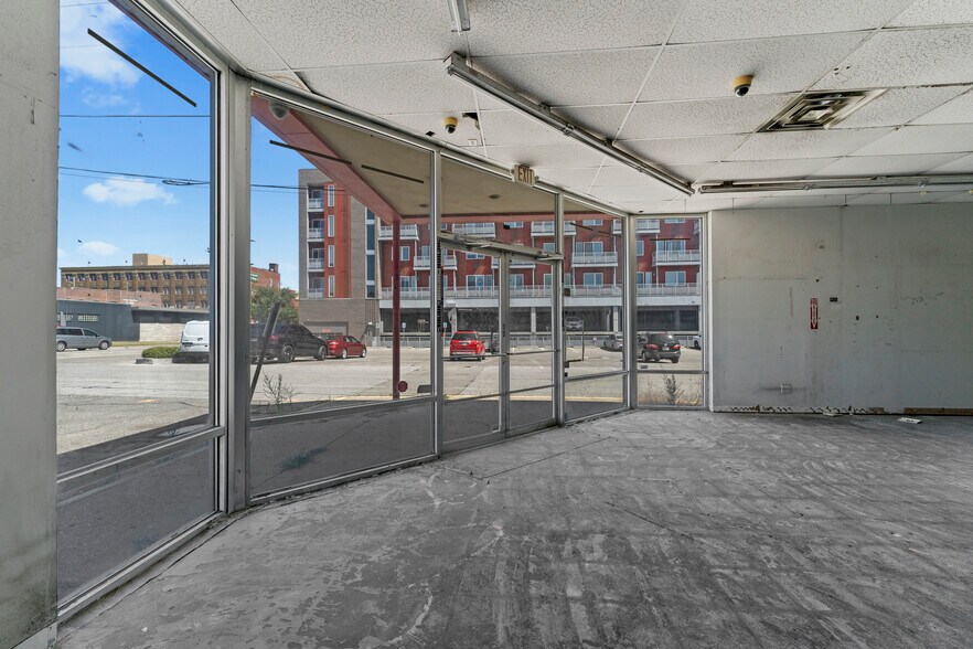 1017 E Morris St, Indianapolis, IN à louer - Photo du bâtiment - Image 3 de 11