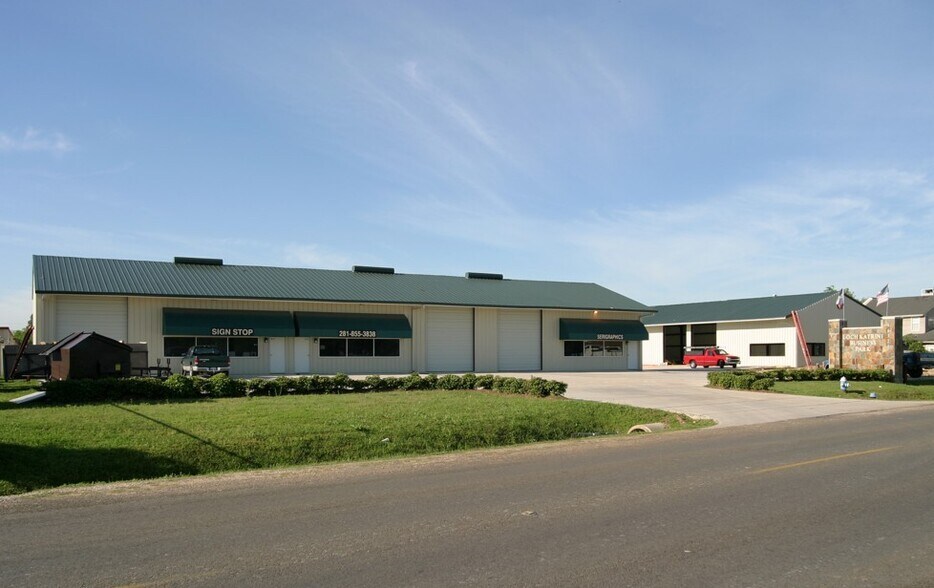 16321 Loch Katrine Ln, Houston, TX à louer - Photo du bâtiment - Image 2 de 9
